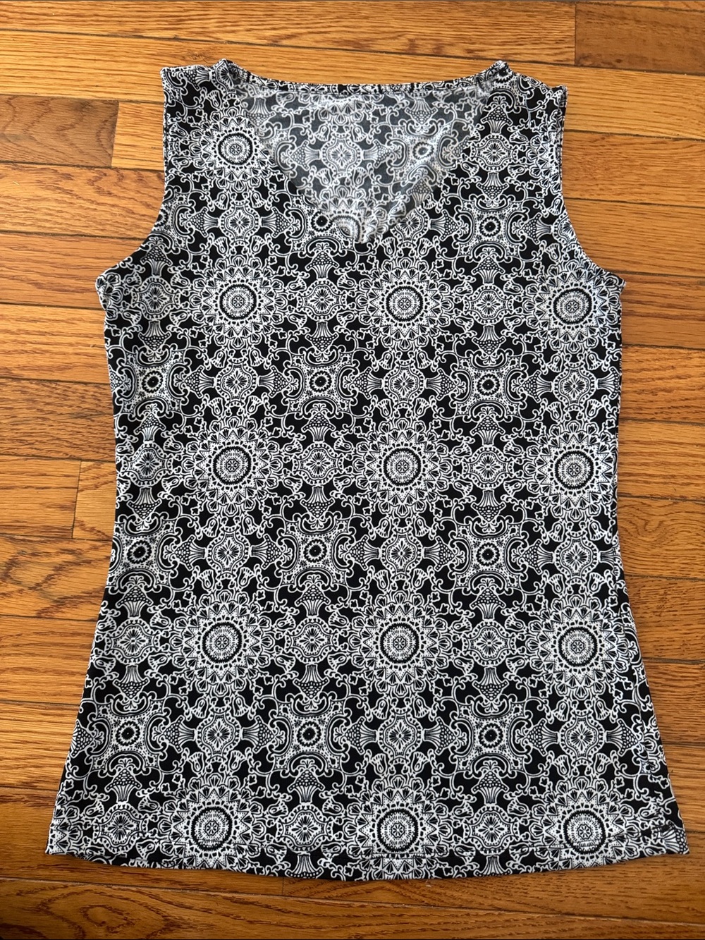 Black & White Patterned Sleeveless V-Neck Top